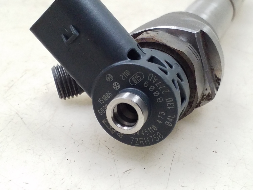 Used Volkswagen Passat Fuel injector 04L130277AD