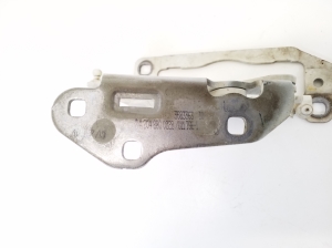  Engine cover hinge 