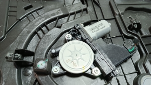 Kia Sorento (2014–2026) Priekšējo durvju logu pacēlājs un tā daļas - 4