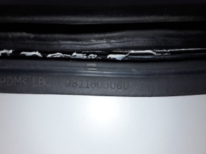  Trunk sealing rubber on the body 