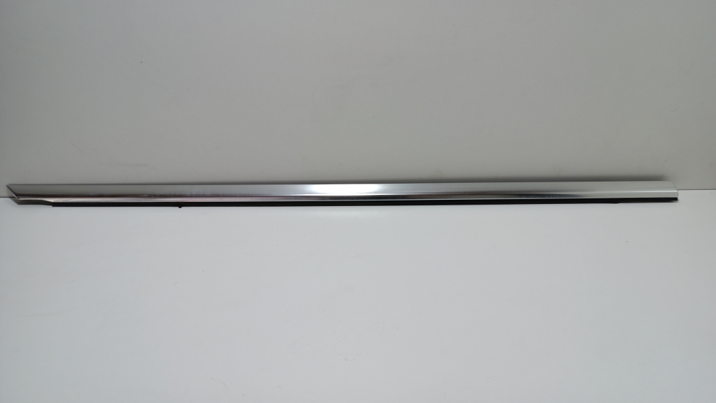 Used Mercedes Benz C-Class Front door strip to the glass exterior ...