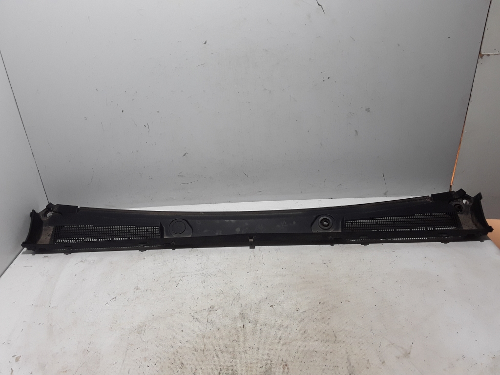 Used RENAULT Trafic Windshield wiper mechanism trim to the glass 668114420R