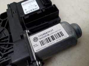 Volkswagen Caddy III (2004–2015) Front door window regulator motor 5K0959793 - 2