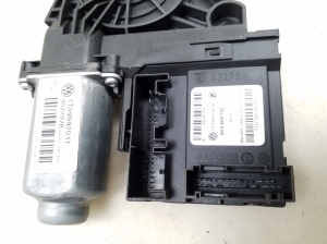 Volkswagen Caddy III (2004–2015) Front door window regulator motor 5K0959793 - 3