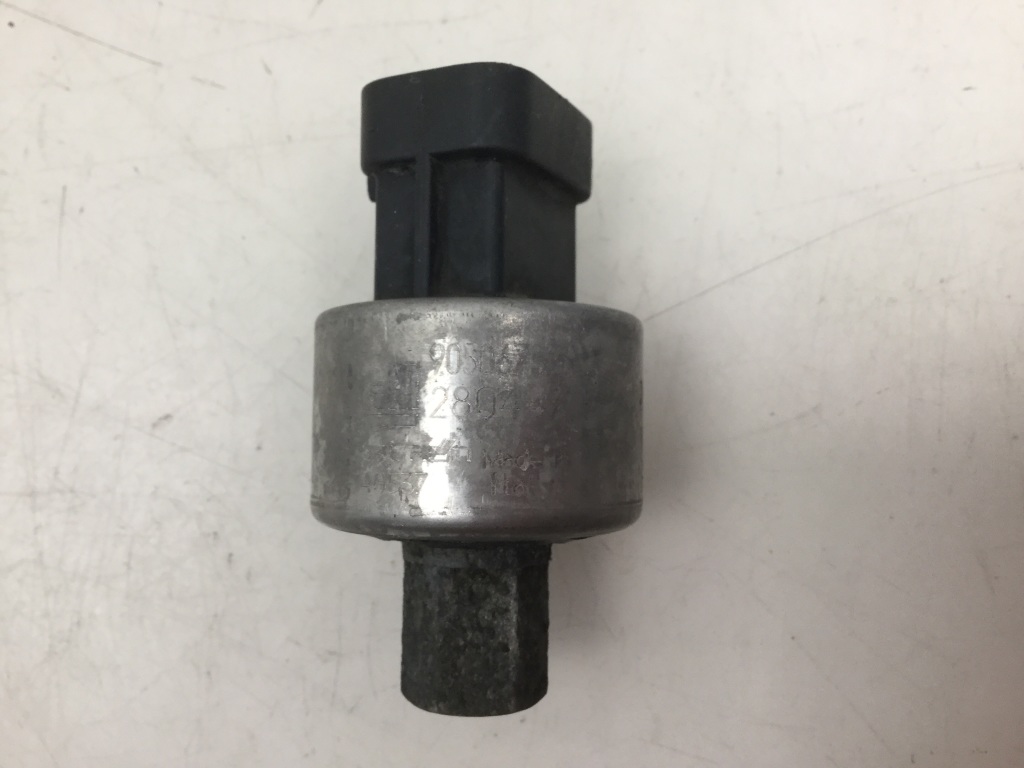 Opel Vectra B (1995–2002) A/C condenser sensor 90506752 Opel Vectra B (1995–2002) A/C condenser sensor 90506752