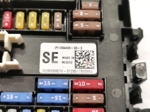 Tesla Model X X (2015–2026) Kaitsmekarp salongis 1094409-00-E - 3