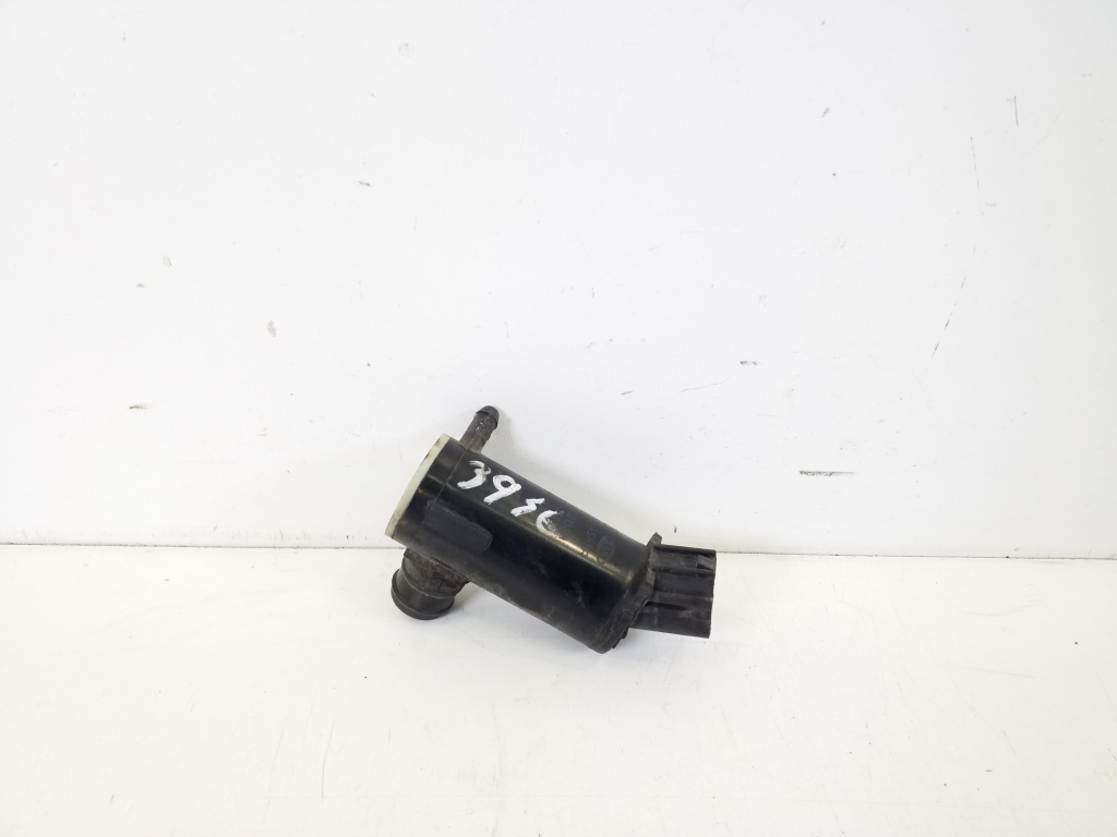 Kia Sportage (2010–2016) Front windshield washer pump 985102S000 Kia Sportage (2010–2016) Front windshield washer pump 985102S000