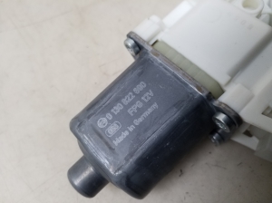 Mercedes Benz A-Class 176 (2012–2018) Front door window regulator motor A2469065100 - 2