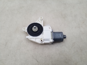 Mercedes Benz A-Class 176 (2012–2018) Front door window regulator motor A2469065100 - 3