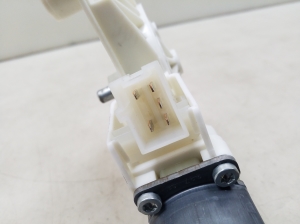Mercedes Benz A-Class 176 (2012–2018) Front door window regulator motor A2469065100 - 4