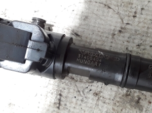  Fuel injector 