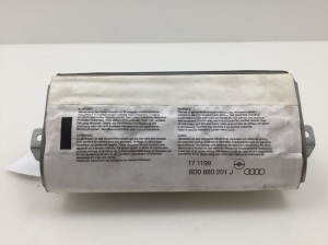 AUDI A4 B5 (1994–2001) Kaassõitja turvapadi armatuurlauas 8D0880201J