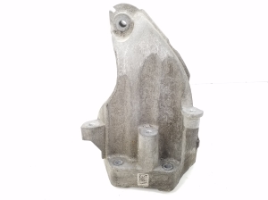   Engine holder 