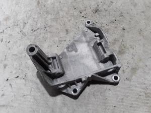 Volkswagen Transporter T5 (2003–2015) Lichtmaschinenhalter 070903143C - 2