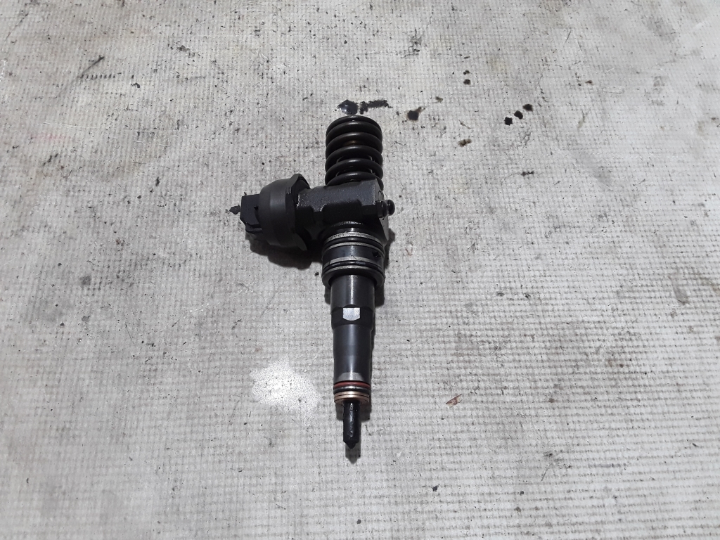 Used Volkswagen Transporter Fuel injector 070130073R