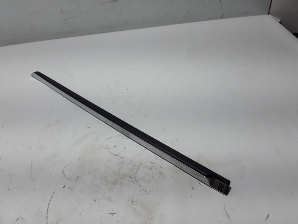 Used VOLVO S90 Rear side door strip 31365910