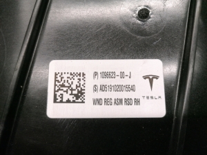 Tesla Model 3 3 (2016–2024) Aizmugurējo durvju logu pacēlājs 1096623-00-J - 2