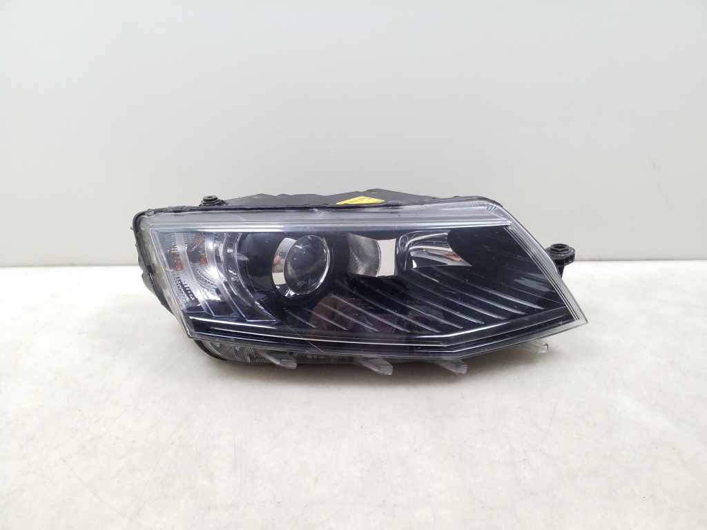 Used Skoda Octavia Headlights 5E1941018B