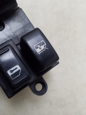 Infiniti FX (2002–2008) Front door glass switch - 6
