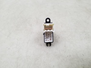 Infiniti FX (2002–2008) Rear side door window switch - 3