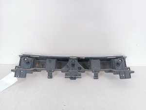  Rear bumper bracket on the rear panel 