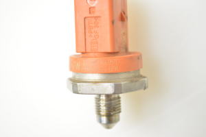 Volkswagen Tiguan (2007–2016) Kraftstoffhochdrucksensor 06J906051D - 3