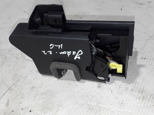 Rear side door lock - 825033052R