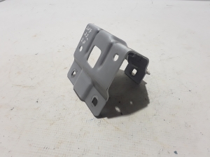 Front fender bracket - 651407058R