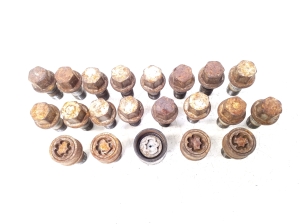  Wheel nuts, bolts 