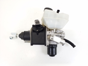 Mercedes Benz SL-Class 230 (2001–2012) Brake master cylinder A2304300302 - 2