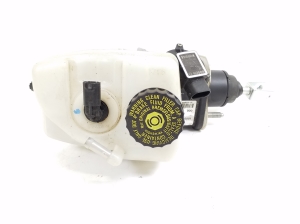Mercedes Benz SL-Class 230 (2001–2012) Brake master cylinder A2304300302 - 3