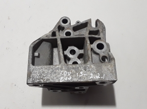   Engine holder 