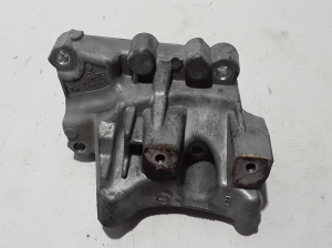   Engine holder 