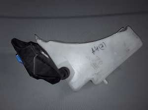 AUDI A4 B8 (2007–2016) Front washer fluid reservoir 8T0955453C - 3