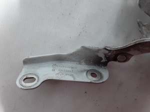  Engine cover hinge 