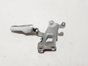   Engine cover hinge 