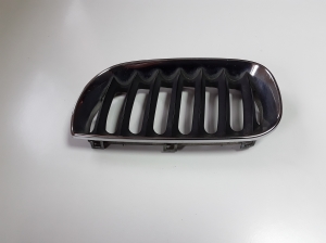  Engine cover grille 