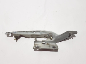  Engine cover hinge 