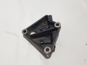   Engine holder 