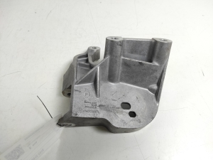  Engine holder 