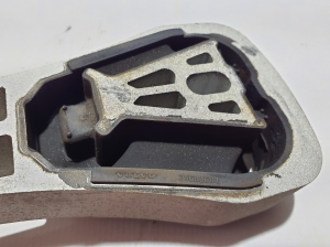  Engine cushion 