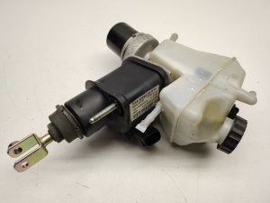  Master cylinder 