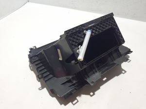 Land Rover Discovery Sport (2014–2026) Glove box LR073430 - 3