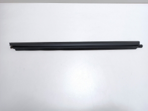 Aizmugurējo sānu durvju stikla iekšējā līste - A1667352300
