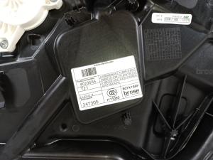 Mercedes Benz GLS 166 (2015–2019) Priekšējo durvju logu pacēlājs un tā daļas - 2