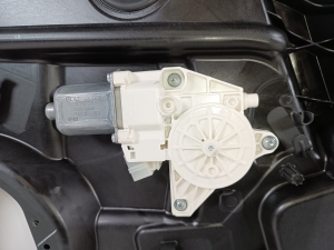 Mercedes Benz GLS 166 (2015–2019) Priekšējo durvju logu pacēlājs un tā daļas - 4