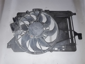 Ford Focus (2011–2018) Dzesēšanas ventilators un tā daļas 8V618C607ED - 3