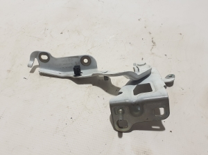  Engine cover hinge 