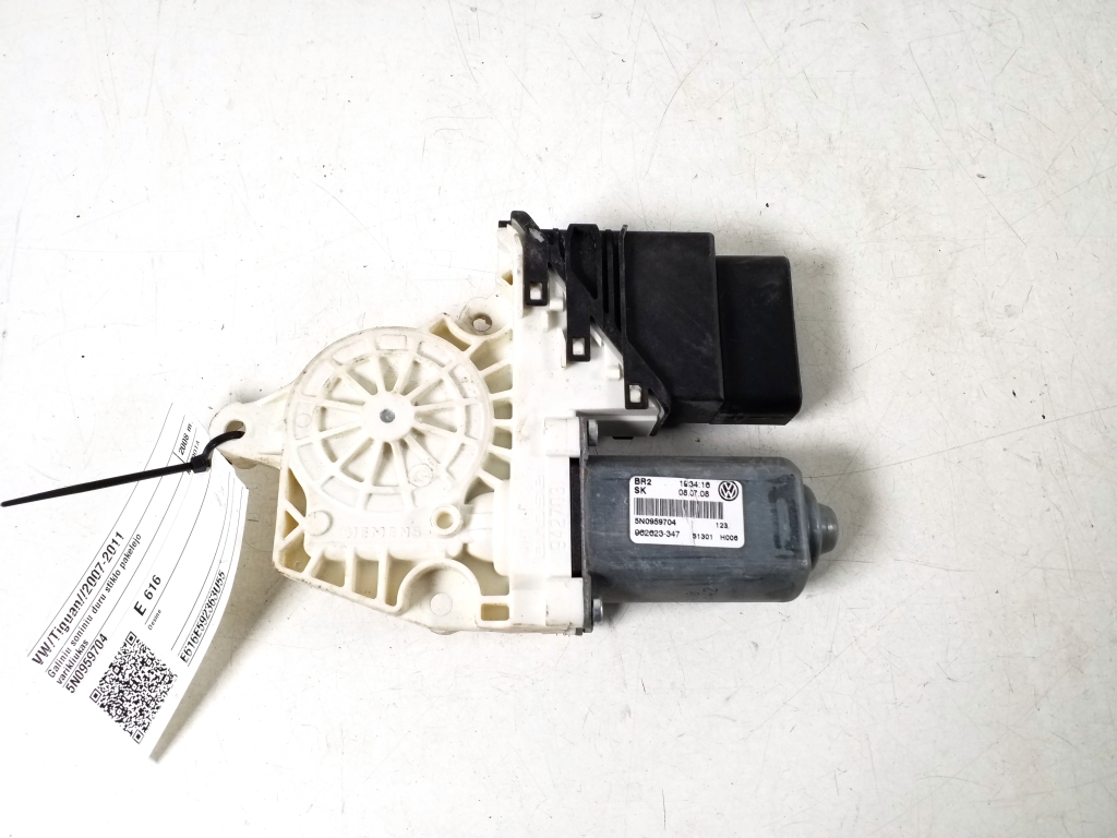 VOLKSWAGEN Tiguan 1 generation (2007-2017) Rear Right Door Window Control Motor 5N0959704 22354759