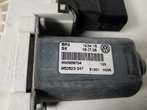 Volkswagen Tiguan (2007–2016) Rear side door window regulator motor 5N0959704 - 2